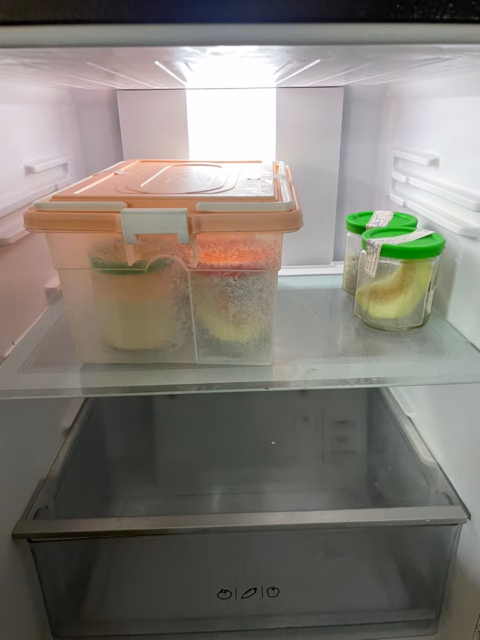 Lấy mẫu thức ăn để tìm hiểu nguyên nhân nghi ngộ độc.