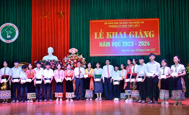 Và tặng 50 suất quà cho học sinh nghèo của Trường Phổ thông dân tộc nội trú THPT số 2 Nghệ An có thành tích học tập tốt. (Ảnh: Kim Oanh)