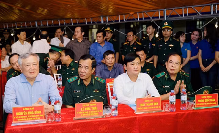 Đồng chí Nguyễn Hòa Bình, Ủy viên Bộ Chính trị, Bí thư Trung ương Đảng, Chánh án Tòa án nhân dân tối cao vui Tết Trung thu cùng trẻ em vùng biên giới Nghệ An.