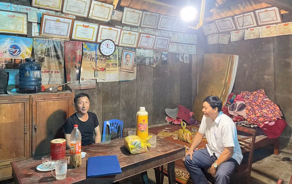 Các giáo viên phải đến từng bản xa, gặp từng phụ huynh để nắm tình hình học sinh và yêu cầu đưa các em đến tựu trường đúng ngày.