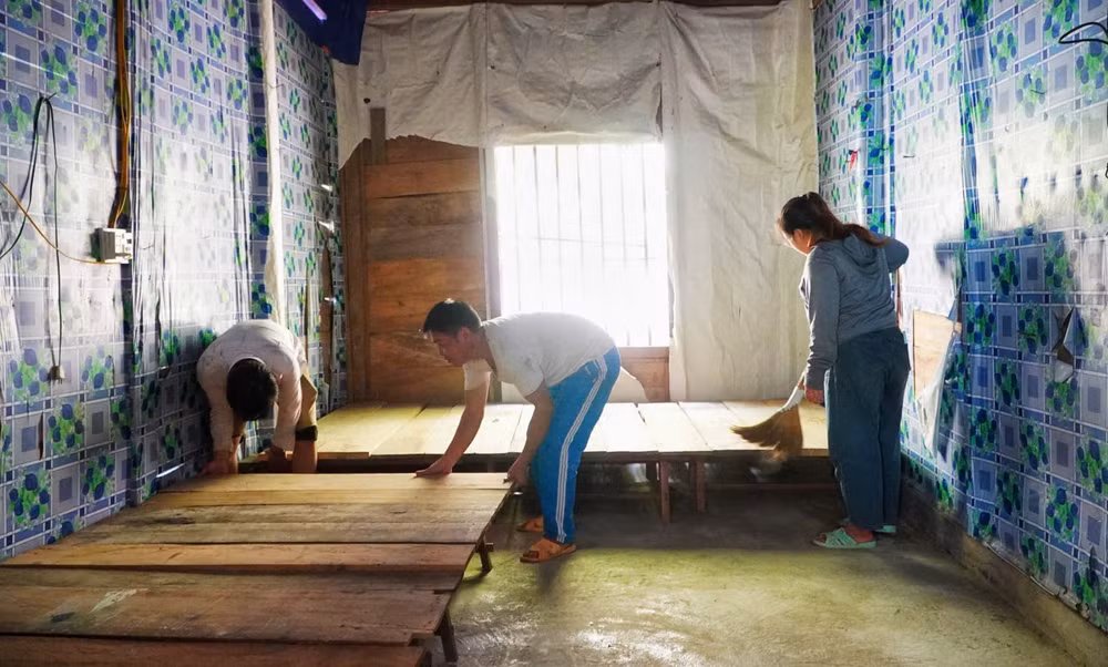 Ở các trường học vùng cao Nghệ An, các giáo viên phải tận dụng bàn ghế hư hỏng làm sạp cho học sinh nằm.