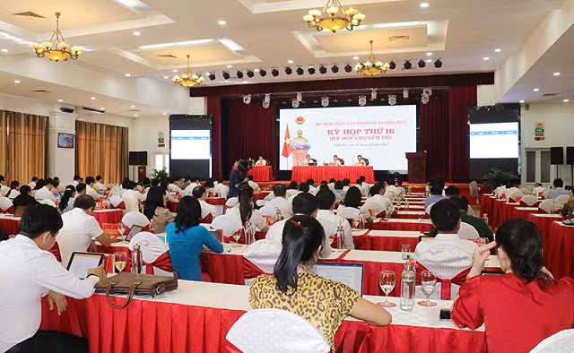 Kỳ họp thứ 16 Hội đồng nhân dân tỉnh Nghệ An khóa XVIII tổ chức lấy phiếu tín nhiệm.