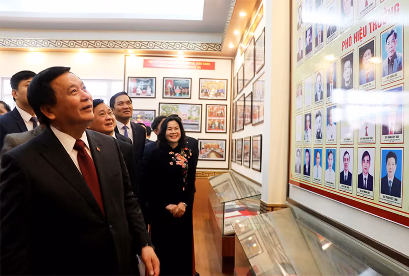 Các đại biểu tham quan gian trưng bày hình ảnh hoạt động của Trường Chính trị tỉnh Nghệ An.