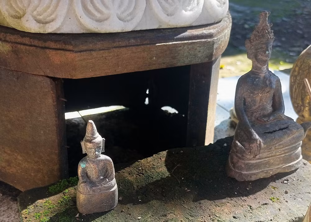 Những bức tượng Phật nằm trong thân tháp cổ thất lạc được bà con sưu tầm về.