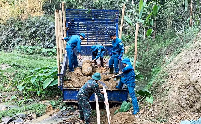 Tổ chức vận chuyển quả bom đến khu vực bãi hủy nổ và hủy nổ bom thành công. (Ảnh: Trọng Kiên)