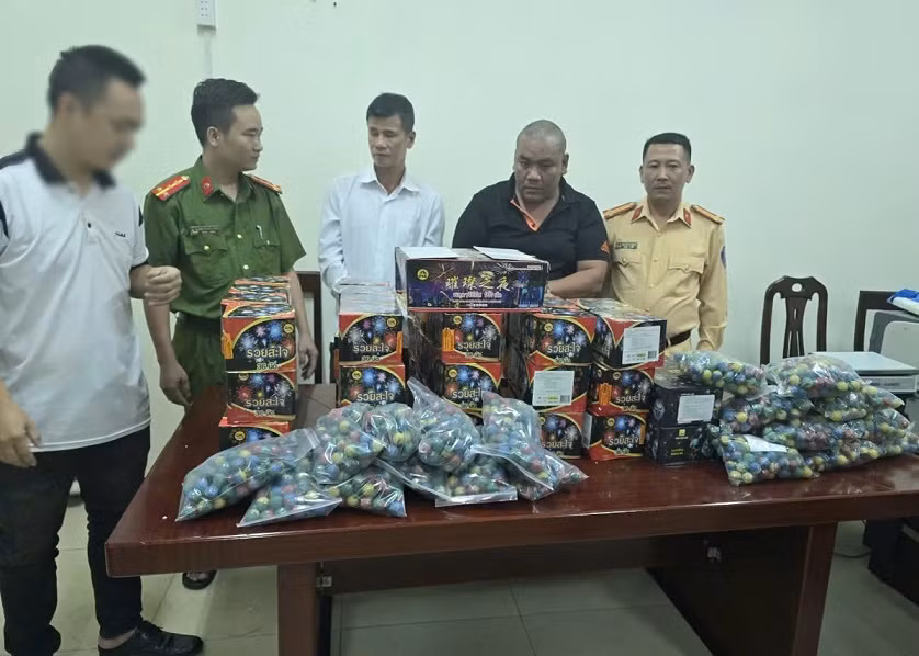 Tang vật pháo lậu.