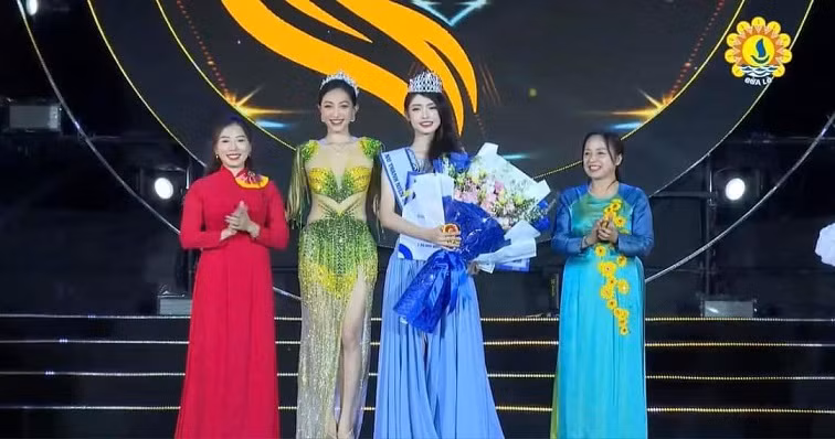 Trao phần thưởng cho thí sinh giành giải Nhất cuộc thi “Nữ thanh niên thanh lịch” năm 2024.