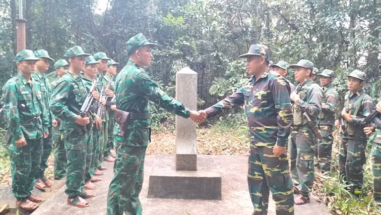 Lực lượng tuần tra chung thực hiện các nghi thức phối hợp tại cột mốc 455. 
