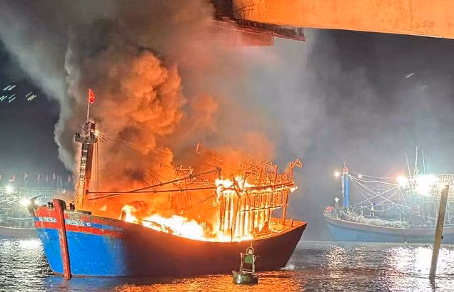 Tàu cháy trôi ra giữa dòng sông.