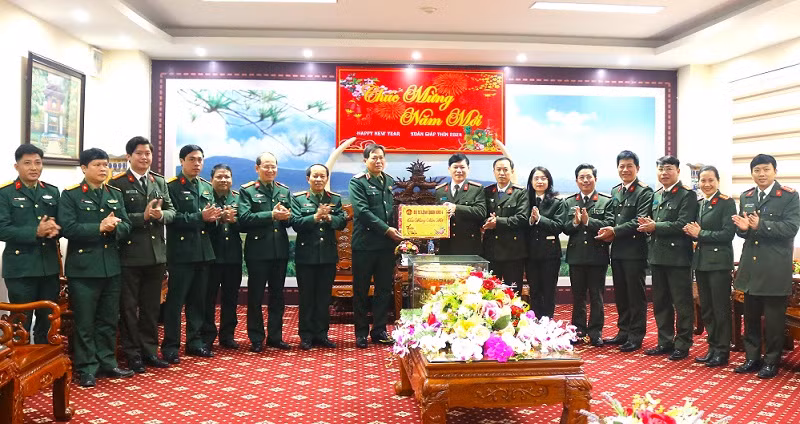 Bộ Tư lệnh Quân khu 4 chúc Tết Công an tỉnh Nghệ An.