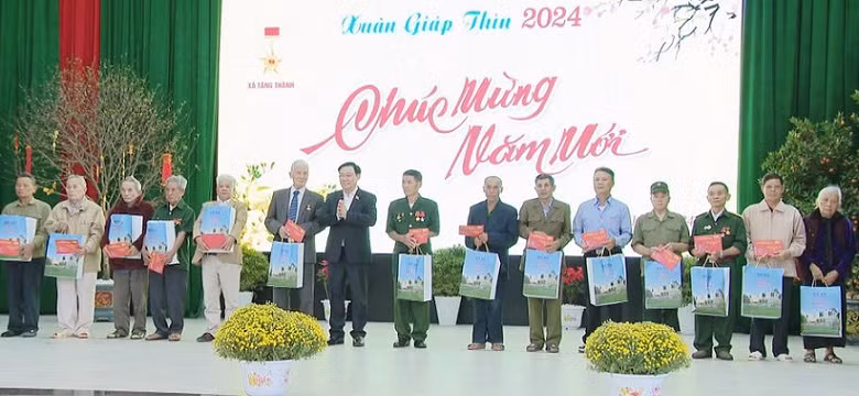 Chủ tịch Quốc hội trao tặng quà cho các gia đình chính sách, hộ nghèo huyện Yên Thành