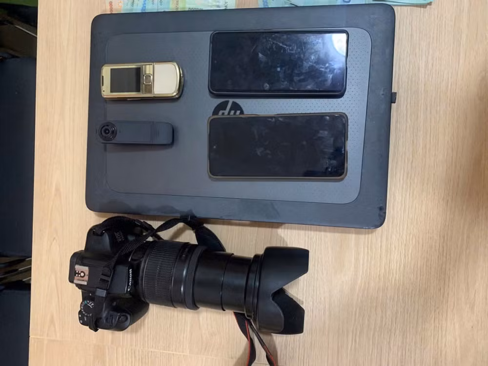 Dụng cụ tác nghiệp của các đối tượng giả danh nhà báo.