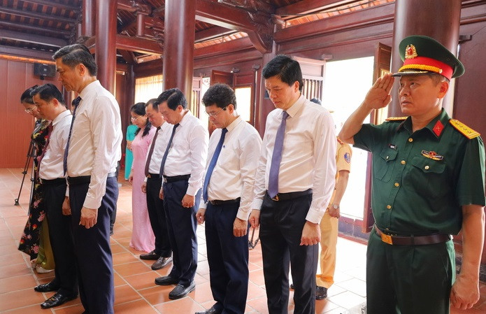 Đoàn lãnh đạo tỉnh Nghệ An dâng hoa, dâng hương tưởng niệm đồng chí Tổng Bí thư Lê Hồng Phong. (Ảnh: Kiều Hoa)