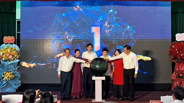 Thực hiện nghi thức ra mắt giao diện mới Báo Nghệ An điện tử.