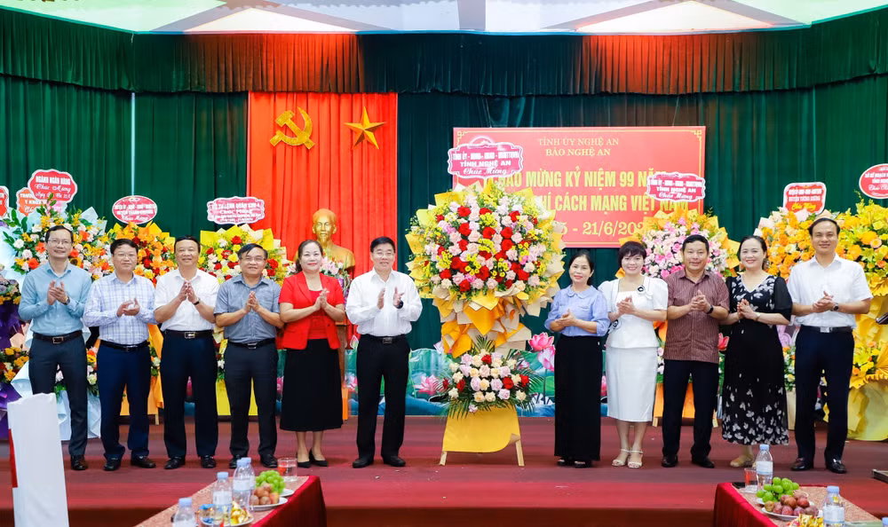 Tặng hoa và chúc mừng Hội Nhà báo tỉnh Nghệ An.