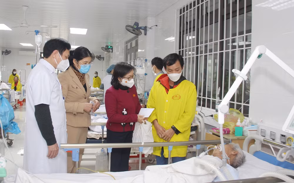 Thăm hỏi, tặng quà cho bệnh nhân đang điều trị tại Bệnh viện Hữu nghị Đa khoa tỉnh Nghệ An