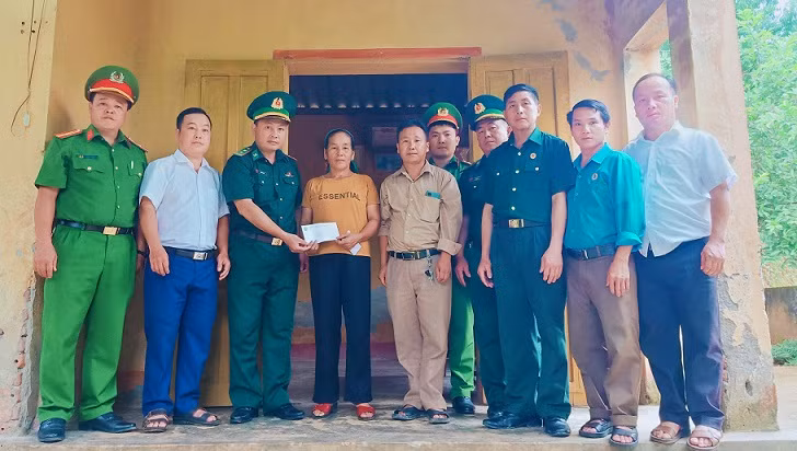 Đồn Biên phòng Nậm Càn phối hợp địa phương tặng quà gia đình Anh hùng, Liệt sĩ Và Tổng Khư.