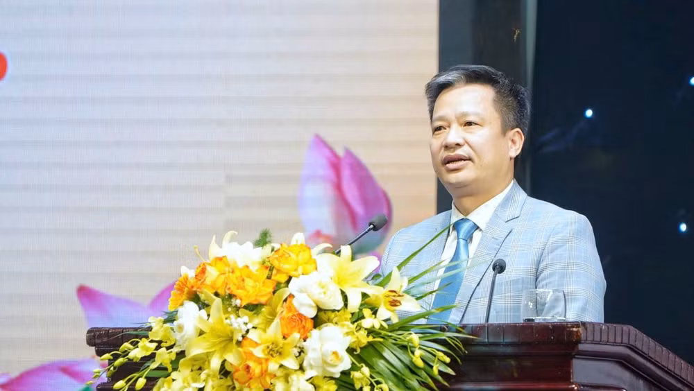 Giám đốc Bệnh viện Nội tiết Trung ương Phan Hoàng Hiệp phát biểu tại lễ mít-tinh.