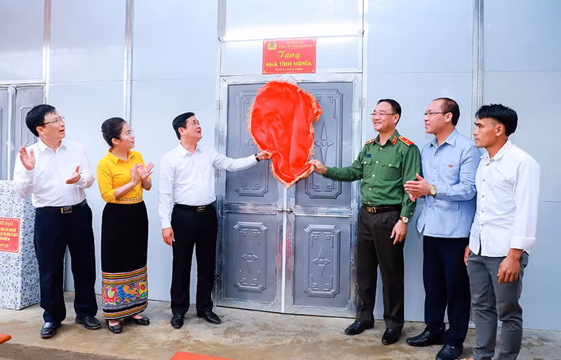 Khánh thành, bàn giao nhà cho anh Cụt Văn Ân - hộ nghèo của bản Lưu Tiến.
