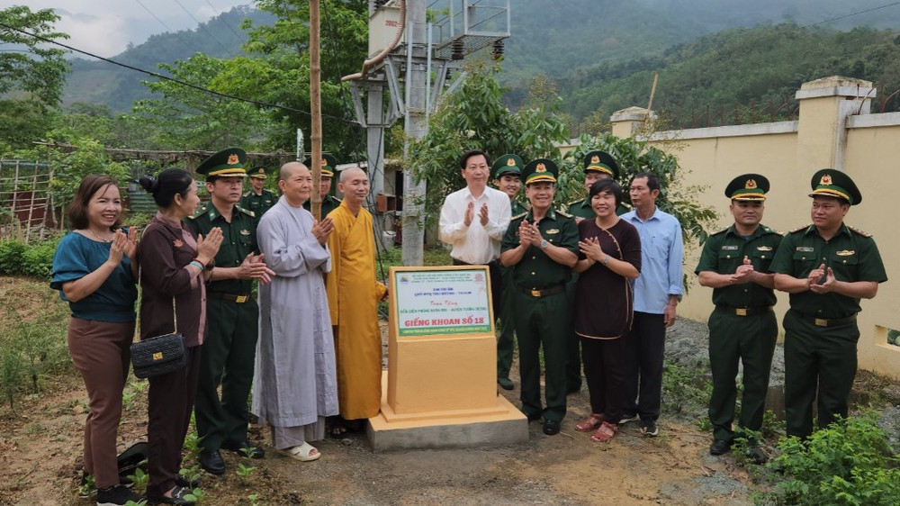 Bàn giao giếng nước sạch cho các trường học trên địa bàn Nhôn Mai.