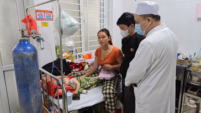 Các bệnh nhân nhí ở Khoa Bệnh nhiệt đới, Bệnh viện Sản-Nhi Nghệ An bị mắc sởi, biến chứng nặng, suy hô hấp buộc phải thở oxy.