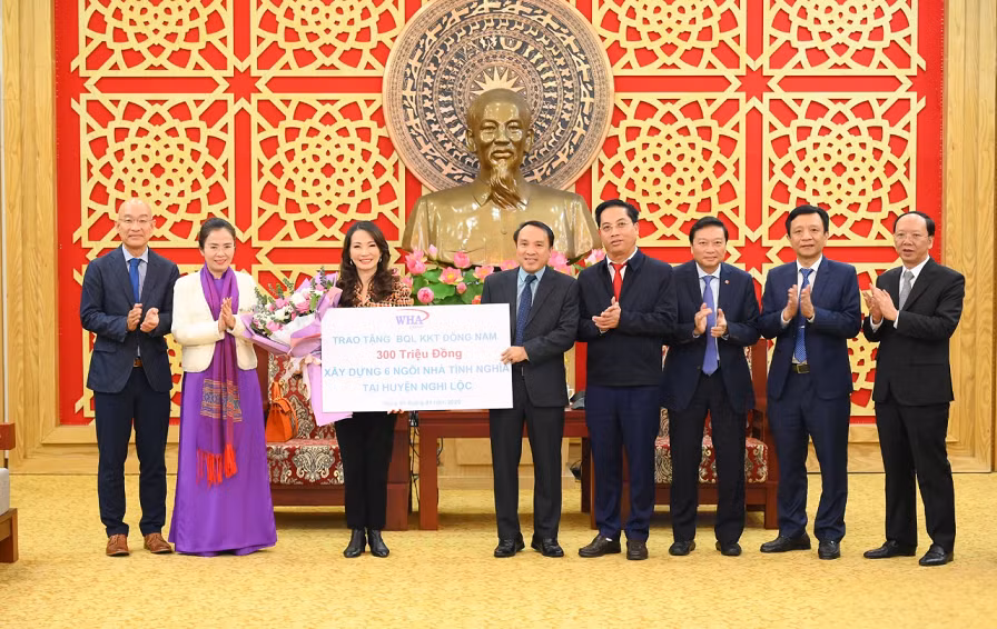Lãnh đạo Tập đoàn WHA trao tặng tiền hỗ trợ làm nhà đại đoàn kết và quà Tết cho người nghèo ở huyện Nghi Lộc, tỉnh Nghệ An.