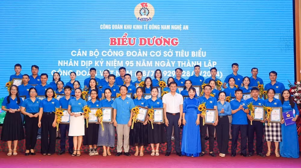 Công đoàn Khu kinh tế Đông Nam biểu dương cán bộ công đoàn cơ sở tiêu biểu.