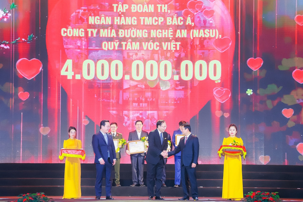 Lãnh đạo tỉnh nghệ An trao bằng khen và hoa cảm ơn doanh nghiệp đã ủng hộ chương trình.
