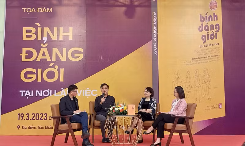 Các diễn giả trò chuyện tại tọa đàm. (Ảnh: Thanh Hoa)