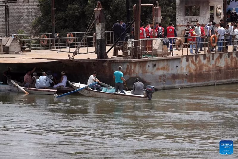 Ít nhất 9 người đã được cứu trong vụ tại nạn. (Nguồn: Xinhua/TTXVN)