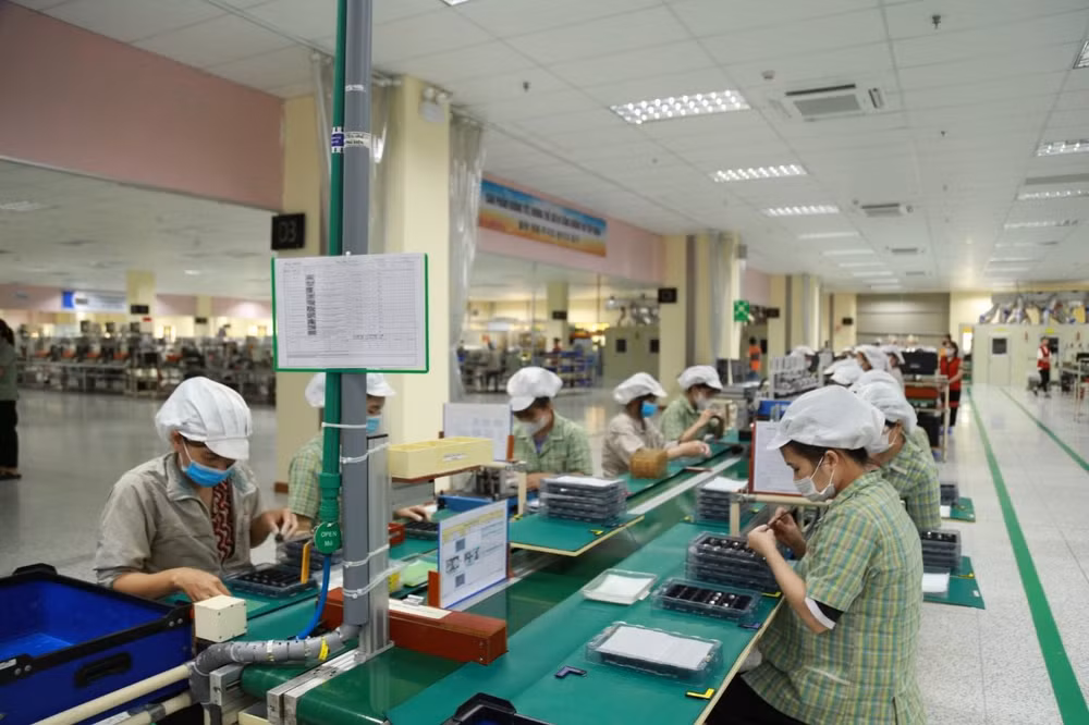 Công nhân trong dây chuyền sản xuất tại khu công nghiệp của tỉnh Bắc Ninh. (Ảnh NGỌC TRÂM)