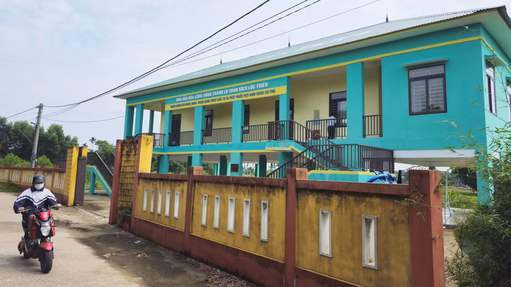 Người dân thôn Bích Lộc Triều ở xã Triệu Long, huyện Triệu Phong vui mừng khi có nhà văn hóa cộng đồng tránh lũ. Người dân thôn Bích Lộc Triều ở xã Triệu Long, huyện Triệu Phong vui mừng khi có nhà văn hóa cộng đồng tránh lũ.