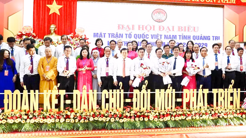 Phó Chủ tịch Ủy ban Trung ương Mặt trận Tổ quốc Việt Nam Nguyễn Hữu Dũng; Bí thư Tỉnh ủy Quảng Trị Lê Quang Tùng; Phó Bí thư Tỉnh ủy, Chủ tịch Ủy ban nhân dân tỉnh Võ Văn Hưng tặng hoa chúc mừng 73 đại biểu được cử tham gia ủy viên Ủy ban MTTQ Việt Nam tỉnh nhiệm kỳ 2024 - 2029.