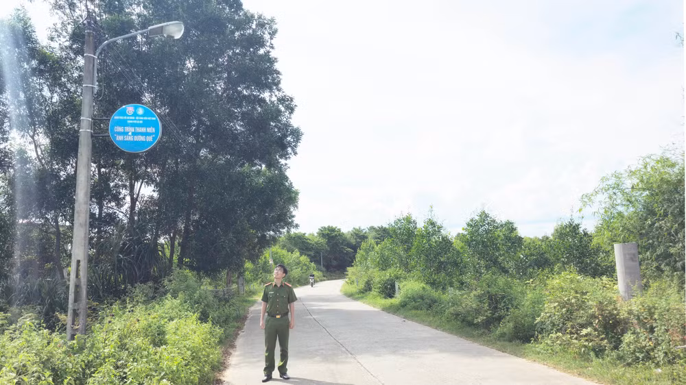 Thượng úy Nguyễn Đăng Thiện kiểm tra công trình thắp sáng đường quê.