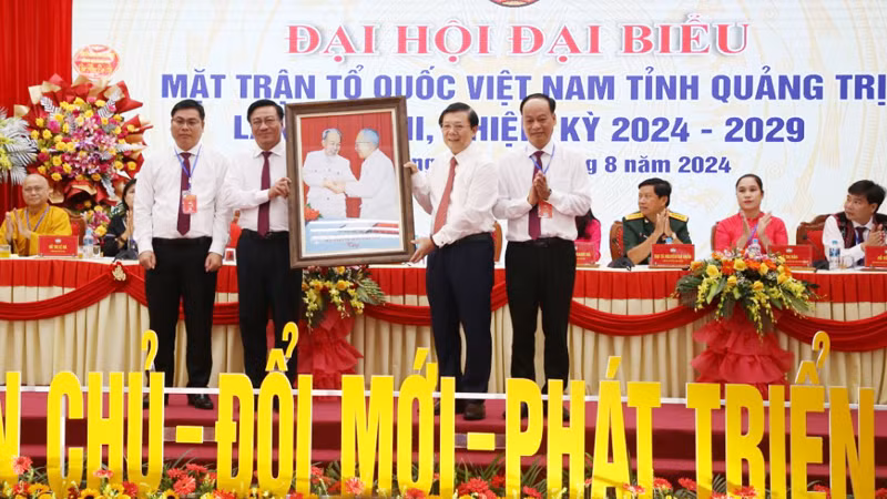 Phó Chủ tịch Ủy ban Trung ương MTTQ Việt Nam Nguyễn Hữu Dũng tặng bức tranh lưu niệm cho Ủy ban mặt trận Tổ quốc Việt Nam Việt Nam tỉnh Quảng Trị khóa XIII, nhiệm kỳ 2024-2029.