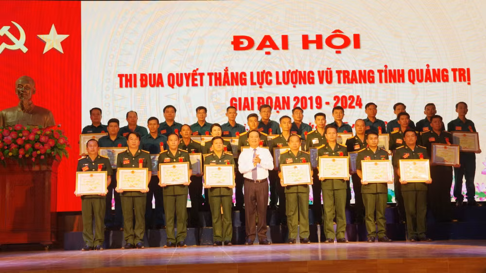 Phó Bí thư Tỉnh ủy, Chủ tịch Ủy ban nhân dân tỉnh Quảng Trị Võ Văn Hưng trao Bằng khen cho 20 tập thể, 30 cá nhân điển hình tiên tiến.
