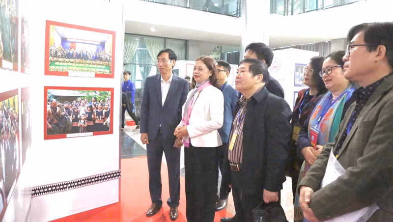 Các đại biểu tham quan không gian trưng bày ảnh “Các dân tộc thiểu số Việt Nam đồng hành cùng sự phát triển đất nước”.