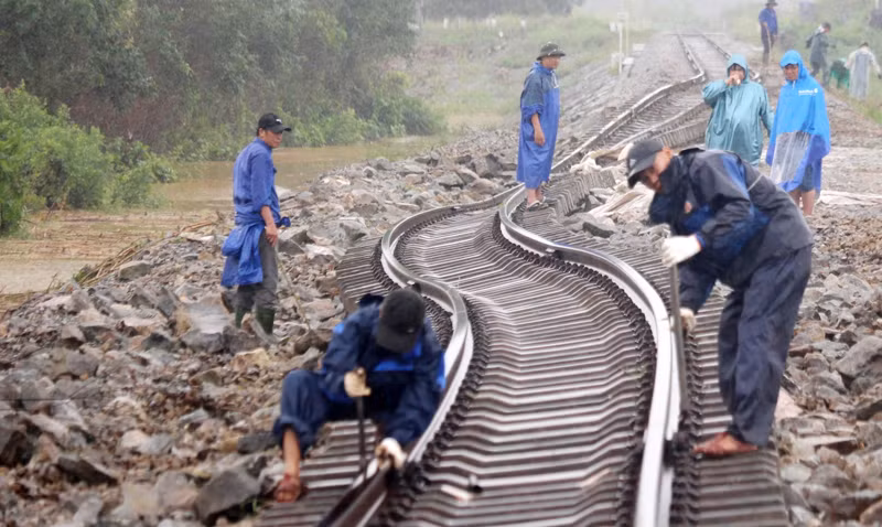 Đoạn đường sắt phía nam cầu Sa Lung nền đường bị xói lở nặng, đường ray bị nước lũ đẩy dịch chuyển về phía hạ lưu, đang được các công nhân khắc phục.