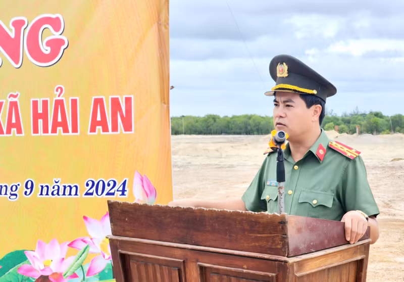 Đại tá Nguyễn Đức Hải, Giám đốc Công an tỉnh Quảng Trị phát lệnh đồng loạt khởi công xây dựng 40 trụ sở công an xã trên địa bàn tỉnh.