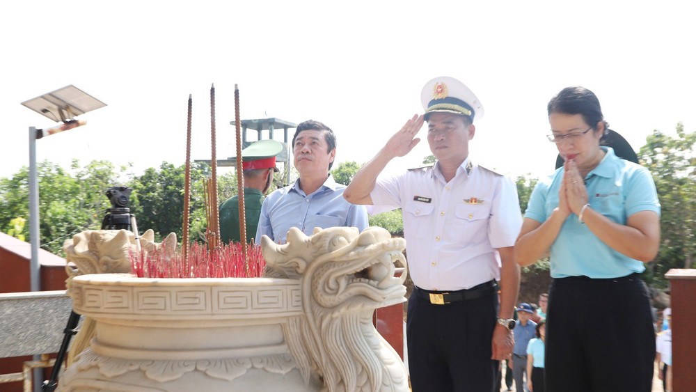 Đoàn công tác tổ chức dâng hương tại Đài tưởng niệm các anh hùng liệt sỹ huyện đảo Cồn Cỏ.