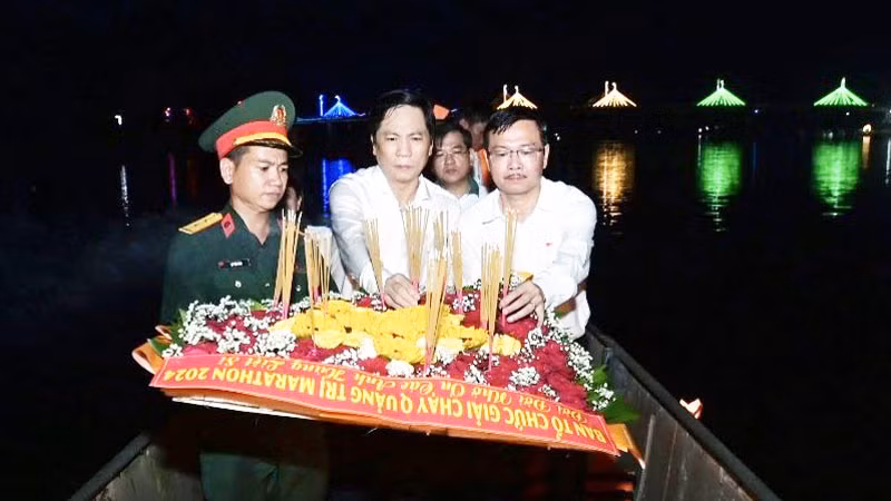 Lãnh đạo Ủy ban nhân dân tỉnh Quảng Trị và Tổng Biên tập Báo Nông nghiệp Việt Nam cùng các đại biểu thả hoa trên sông Thạch Hãn tri ân các Anh hùng, liệt sĩ.