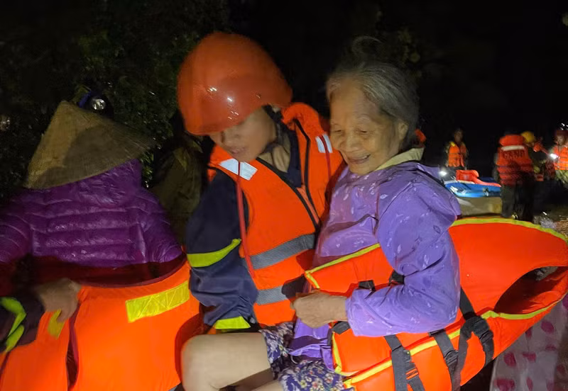 Người già và trẻ em được Công an Quảng Trị ưu tiên ứng cứu trước nhằm bảo đảm an toàn với thiên tai.