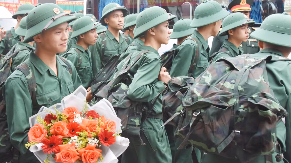 Tân binh Quảng Trị vui tươi lên đường làm nhiệm vụ bảo vệ Tổ quốc.
