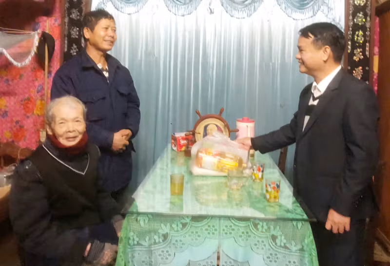 Cụ Trần Lương Phiến (ngồi) năm nay tròn 100 tuổi, minh mẫn nhớ về ngày giải phóng Gio An.