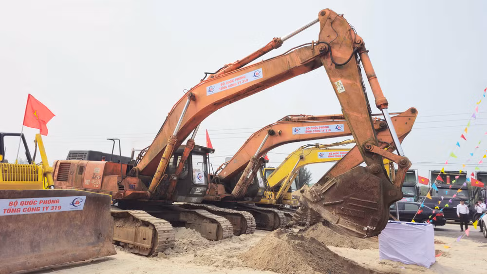 Các đơn vị thi công sẵn sàng ngay sau lễ triển khai xây dựng công trình Khu bến cảng Mỹ Thủy.