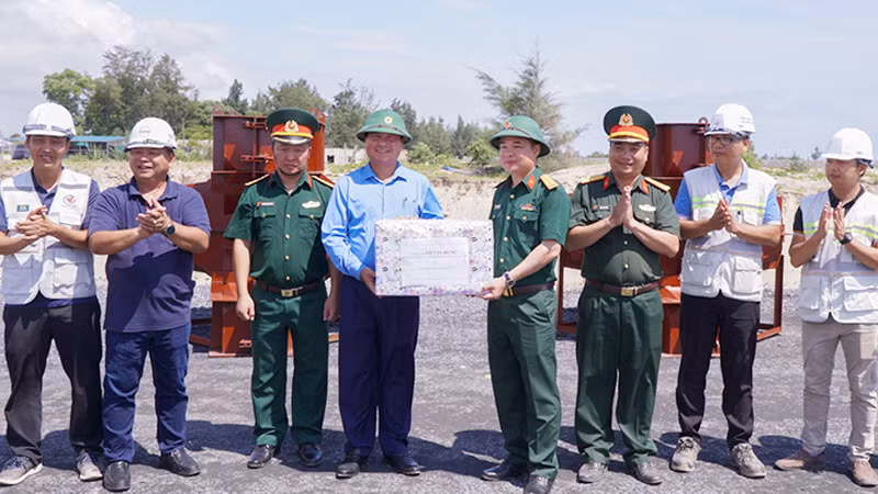 Đồng chí Võ Văn Hưng tặng quà các đơn vị thi công Dự án Khu bến cảng Mỹ Thủy.