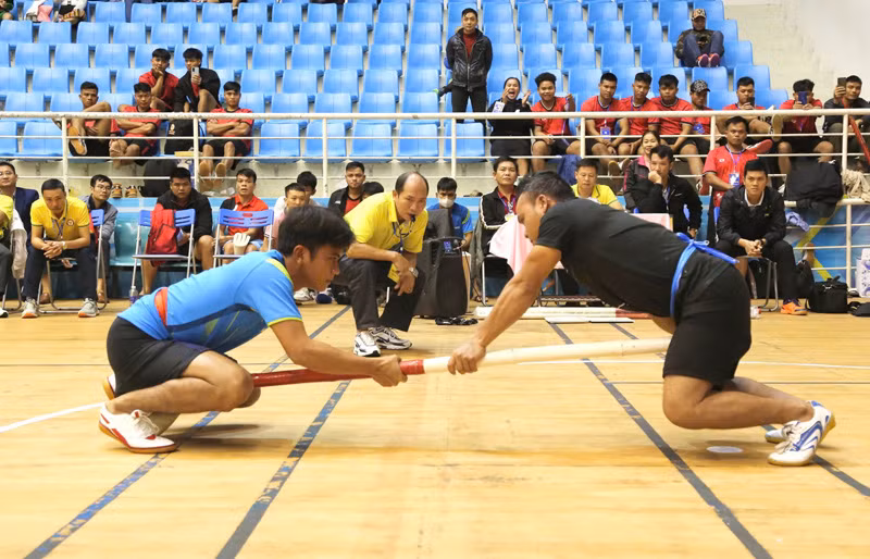 Các vận động viên nam tranh tài ở môn đẩy gậy.