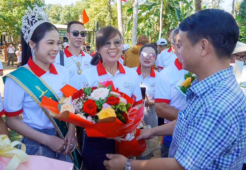 Lãnh đạo Ủy ban nhân dân xã Gio An tặng hoa đoàn du khách trong và ngoài nước đến trải nghiệm hệ thống giếng cổ. 