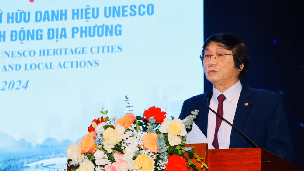 Đồng chí Trần Ngọc Chính, Chủ tịch Hội Quy hoạch phát triển đô thị Việt Nam báo cáo đề dẫn hội thảo.