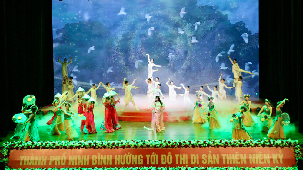 Chương trình nghệ thuật tại lễ kỷ niệm.